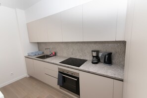 Kühlschrank, Mikrowelle, Ofen, Wasserkocher mit Kaffee-/Teezubehör