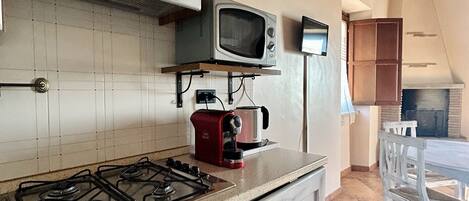 Kühlschrank, Mikrowelle, Herdplatte, Wasserkocher mit Kaffee-/Teezubehör