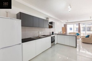 Jääkaappi, mikroaaltouuni, leivänpaahdin