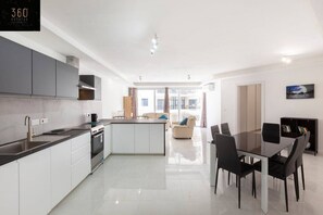 Jääkaappi, mikroaaltouuni, leivänpaahdin