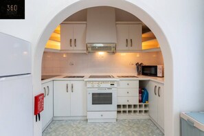 Fridge, oven, dishwasher, coffee/tea maker