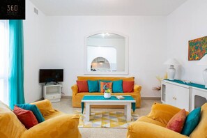 TV - A comfy Seafront 1BR APT, in Tower Road in Sliema (Sliema)