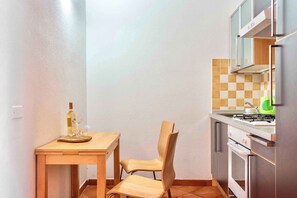 冷蔵庫、オーブン、コンロ、コーヒー / ティーメーカー