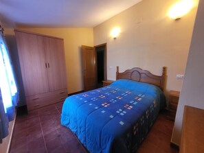 5 bedrooms, travel cot, WiFi, bed sheets