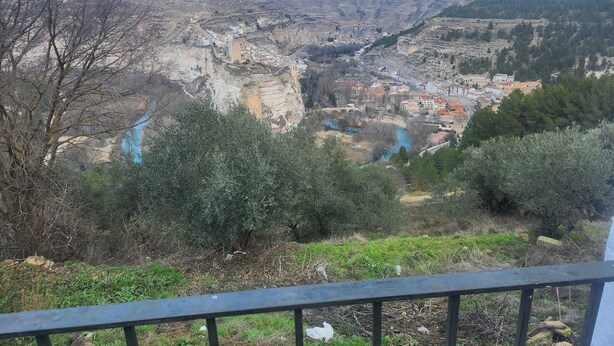 Paesaggio montuoso con una città situata in una valle.