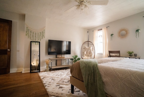 2 Schlafzimmer, Schreibtisch, Bügeleisen/Bügelbrett, Reisekinderbett