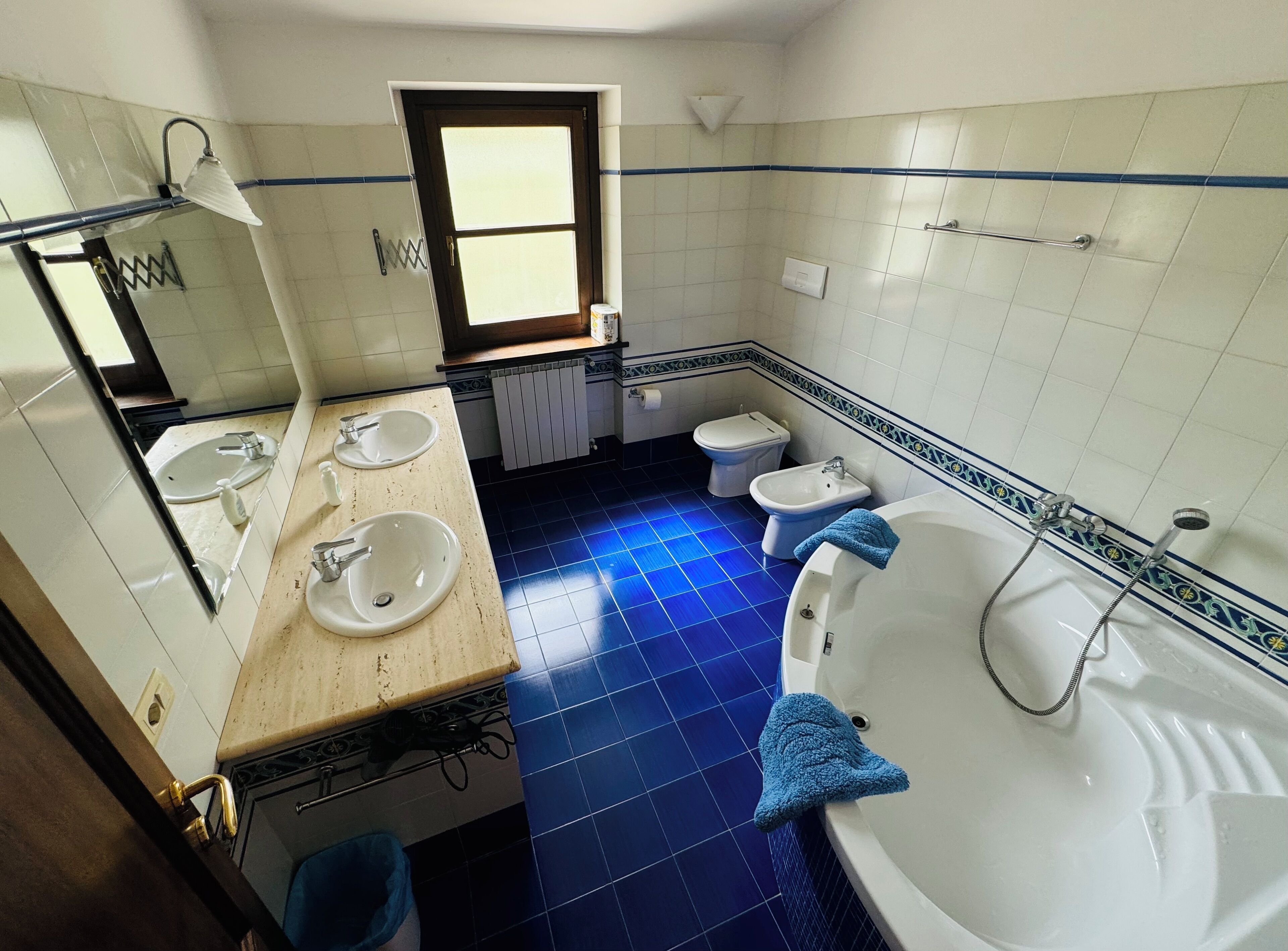 Dusche, Haartrockner, Bidet, Handtücher