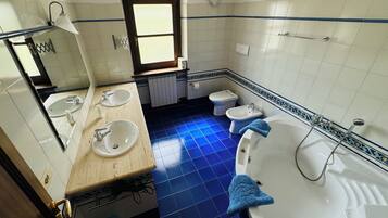Dusche, Haartrockner, Bidet, Handtücher