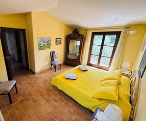 3 bedrooms, iron/ironing board, travel crib, free WiFi