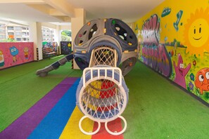 Área de juegos infantiles bajo techo