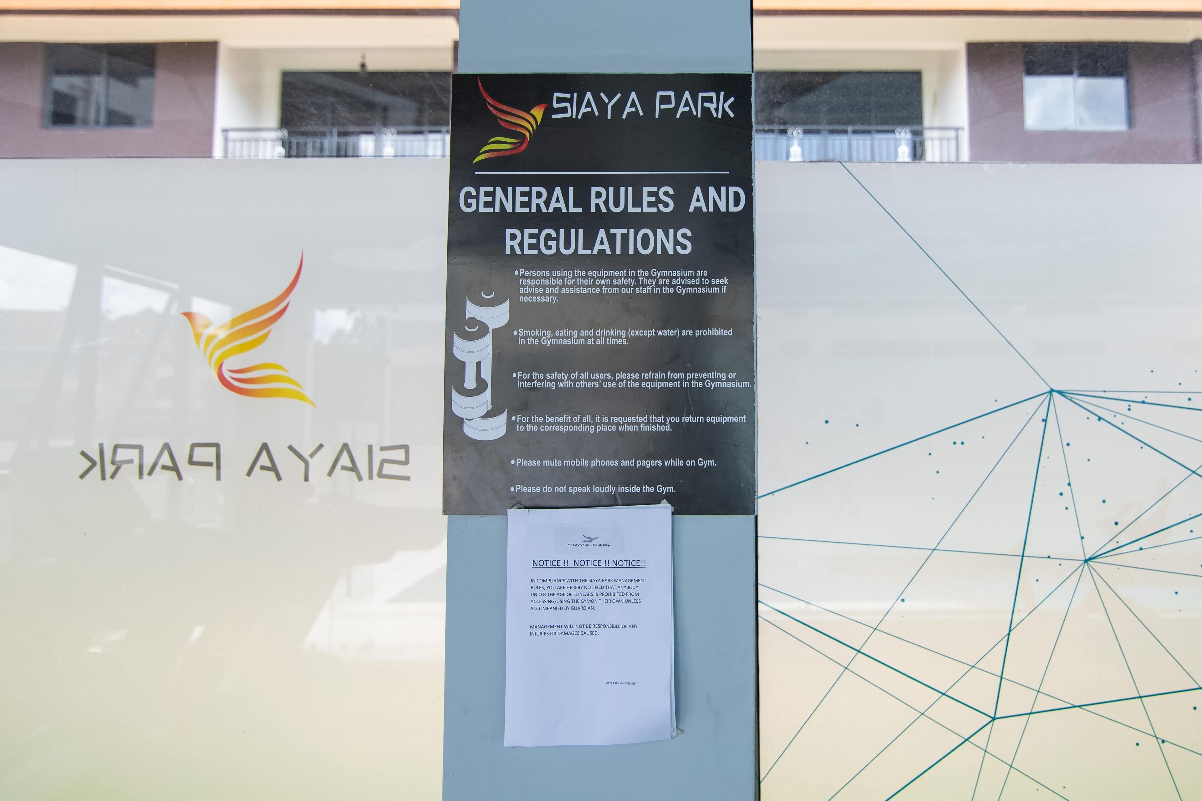 Un cartel con normas y reglamentos generales para el Parque Siaya.