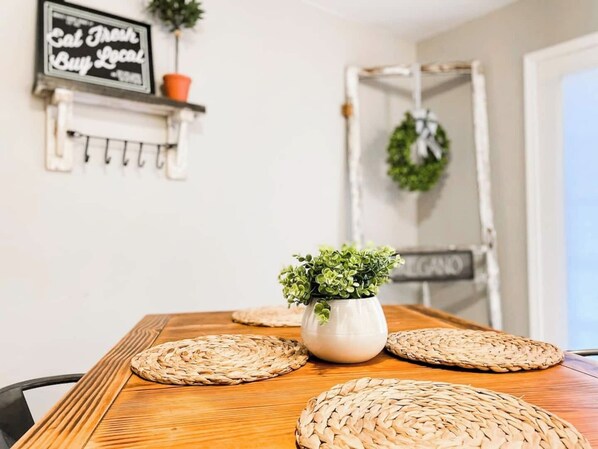 Dining - The Ranger's Retreat (London)