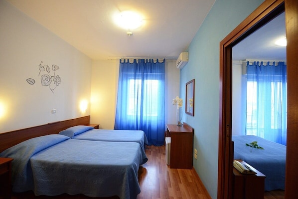 Escritorio, tabla de planchar con plancha, wifi gratis y ropa de cama