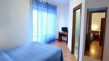 Habitación doble estándar | Escritorio, tabla de planchar con plancha, wifi gratis y ropa de cama