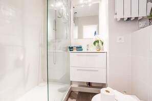 Shower, hair dryer, towels - L'ANGE GARDIEN III AP4293 By Riviera Holiday Homes (Villefranche-sur-Mer)