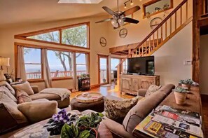 Smart TV, DVD player, books, video library - Mountain House Spectacular Views near Asheville. No Helene Damage (Zirconia)