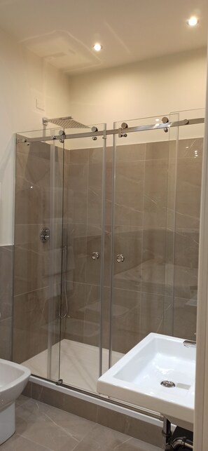 Deluxe Room | Bathroom | Shower, rainfall showerhead, hair dryer, bathrobes - AMARIS (Palermo)