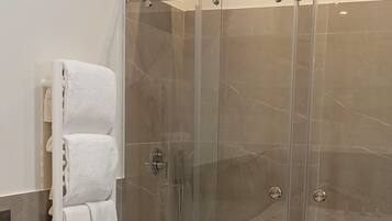 Camera Deluxe | Bagno | Doccia, soffione a pioggia, asciugacapelli, accappatoio