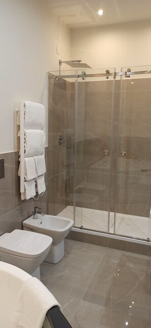 Habitación Deluxe | Baño | Ducha, cabezal de ducha tipo lluvia, secador de pelo y albornoces