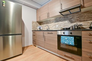 Jääkaappi, uuni, vedenkeitin, leivänpaahdin