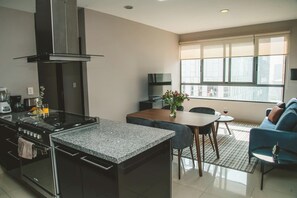 Kühlschrank, Mikrowelle, Ofen, Wasserkocher mit Kaffee-/Teezubehör