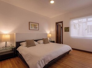 4 Schlafzimmer, Schreibtisch, Bügeleisen/Bügelbrett, Reisekinderbett