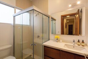 Een haardroger, handdoeken