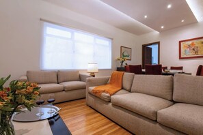 Smart TV, DVD player - Unbeatable location, 4 bedroom 3 bathroom, elevator, WIFI, washer and dryer inside the apartment, self check in. (Ciudad de México)