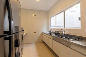 Een koelkast, een magnetron, een kookplaat