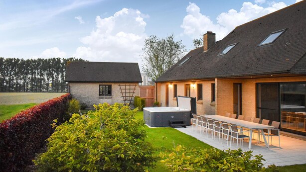 Une maison moderne dotée d’un patio, d’un jacuzzi et d’un coin repas.