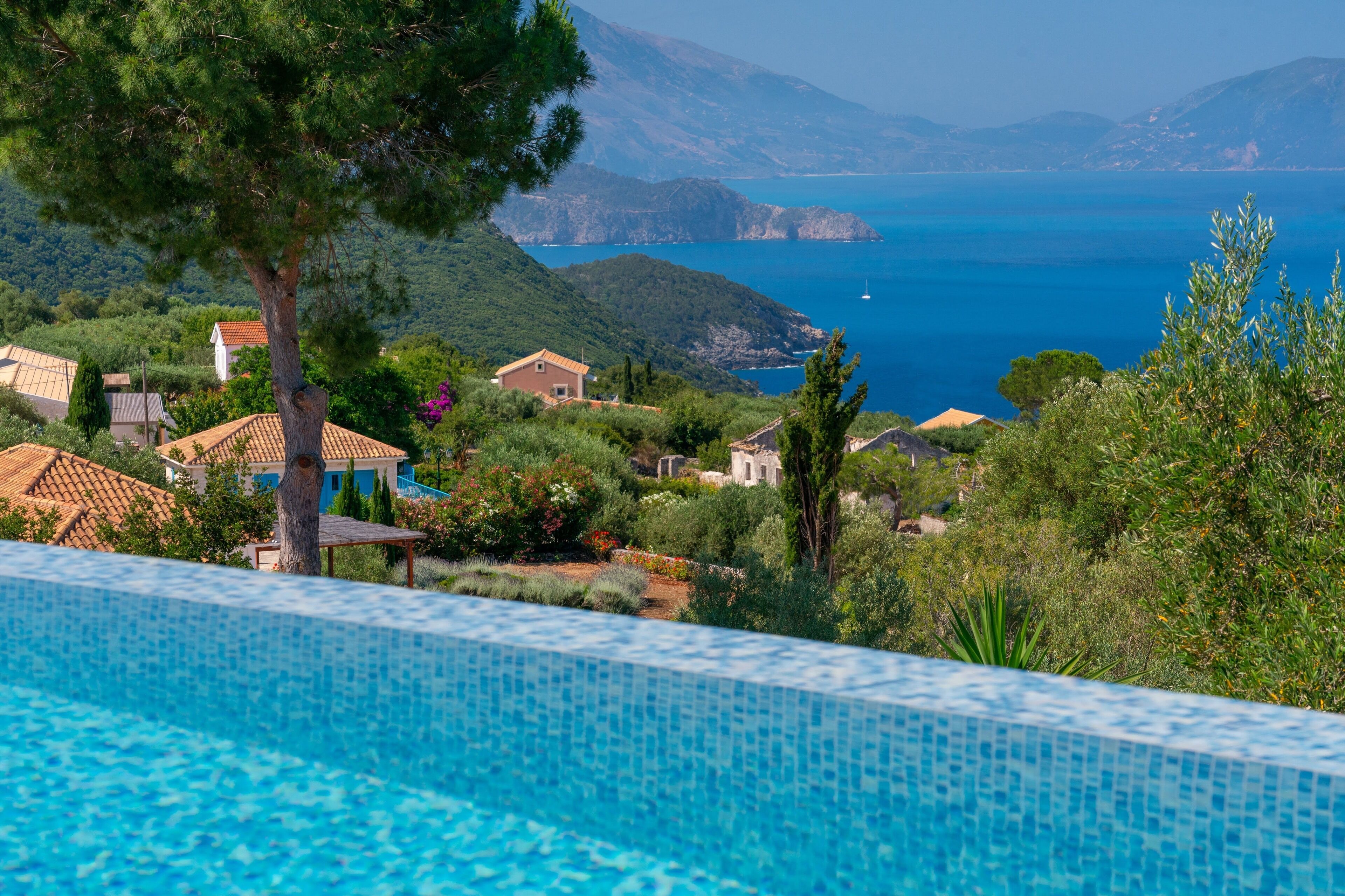 Piscine extérieure, piscine à débordement, chaises longues