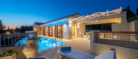 Outdoor pool, an infinity pool, pool loungers