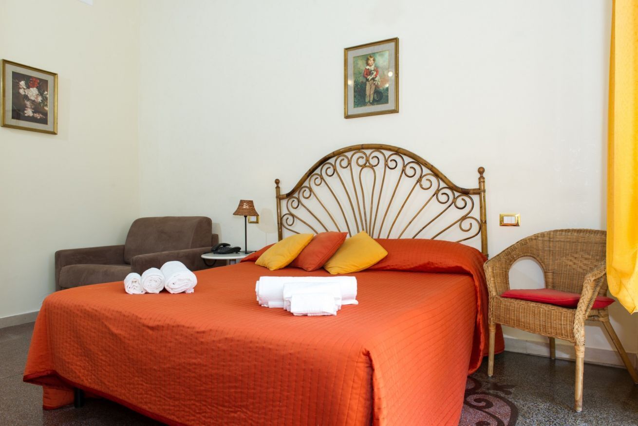 3 bedrooms, iron/ironing board, internet, bed sheets