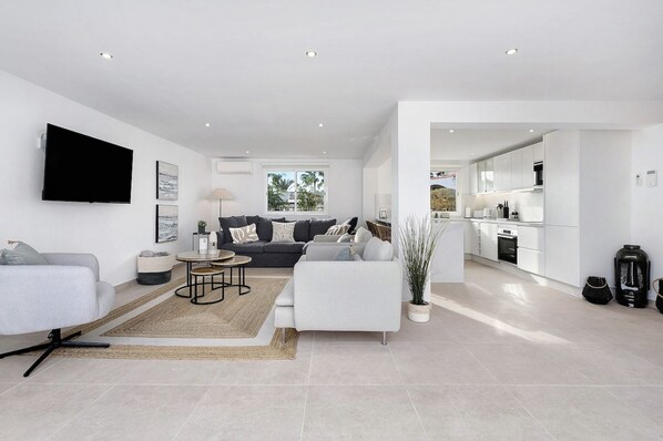 Smart TV - Brand New - Villa (Amarilla Golf)