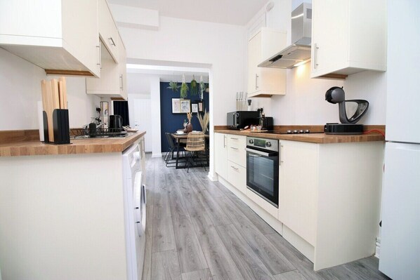 Kylskåp, mikrovågsugn, ugn och spishäll