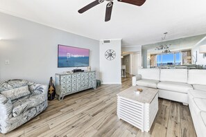 Signature-Apartment, 3 Schlafzimmer, Balkon, Strandblick | Wohnzimmer