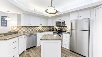 Signature Condo, 3 Bedrooms, Balcony, Beach View | Private kitchen