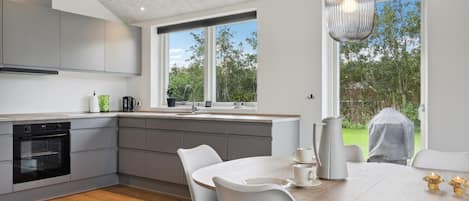 Kühlschrank, Geschirrspüler, Wasserkocher mit Kaffee-/Teezubehör