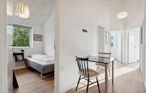 4 bedrooms, travel cot, free WiFi - Awesome home in Tarm with kitchen (Tarm)