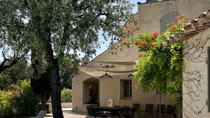A patio with outdoor furniture, a dining table, and chairs. - Villa Maya : Large villa and amazing pool in Luberon (Mérindol)