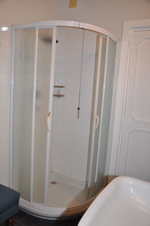 Dusche, Haartrockner, Bidet, Handtücher