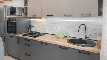 Fridge, stovetop, dishwasher, coffee/tea maker