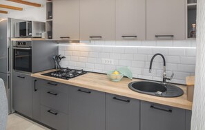 Fridge, stovetop, dishwasher, coffee/tea maker