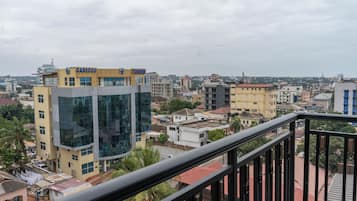 Executive Single Room, 1 Queen Bed, City View | Terrace/patio