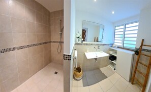 Regadera, secadora de cabello, toallas, jabón 