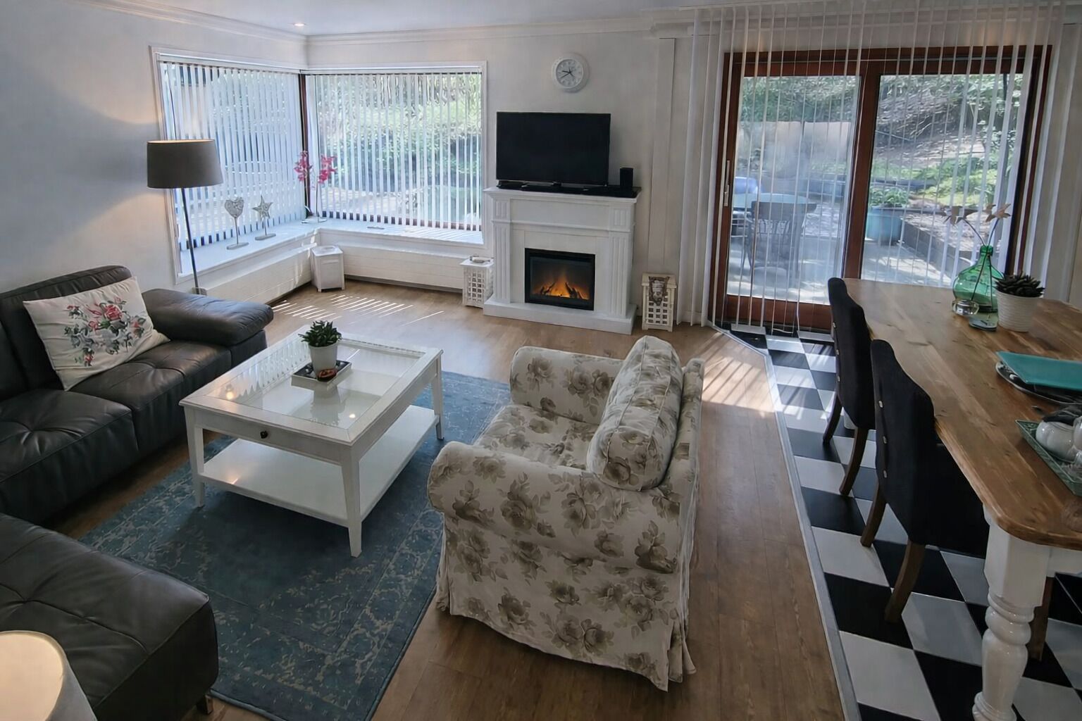 Een televisie, een open haard en een dvd-speler