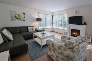 Fernseher, Kamin, DVD-Player