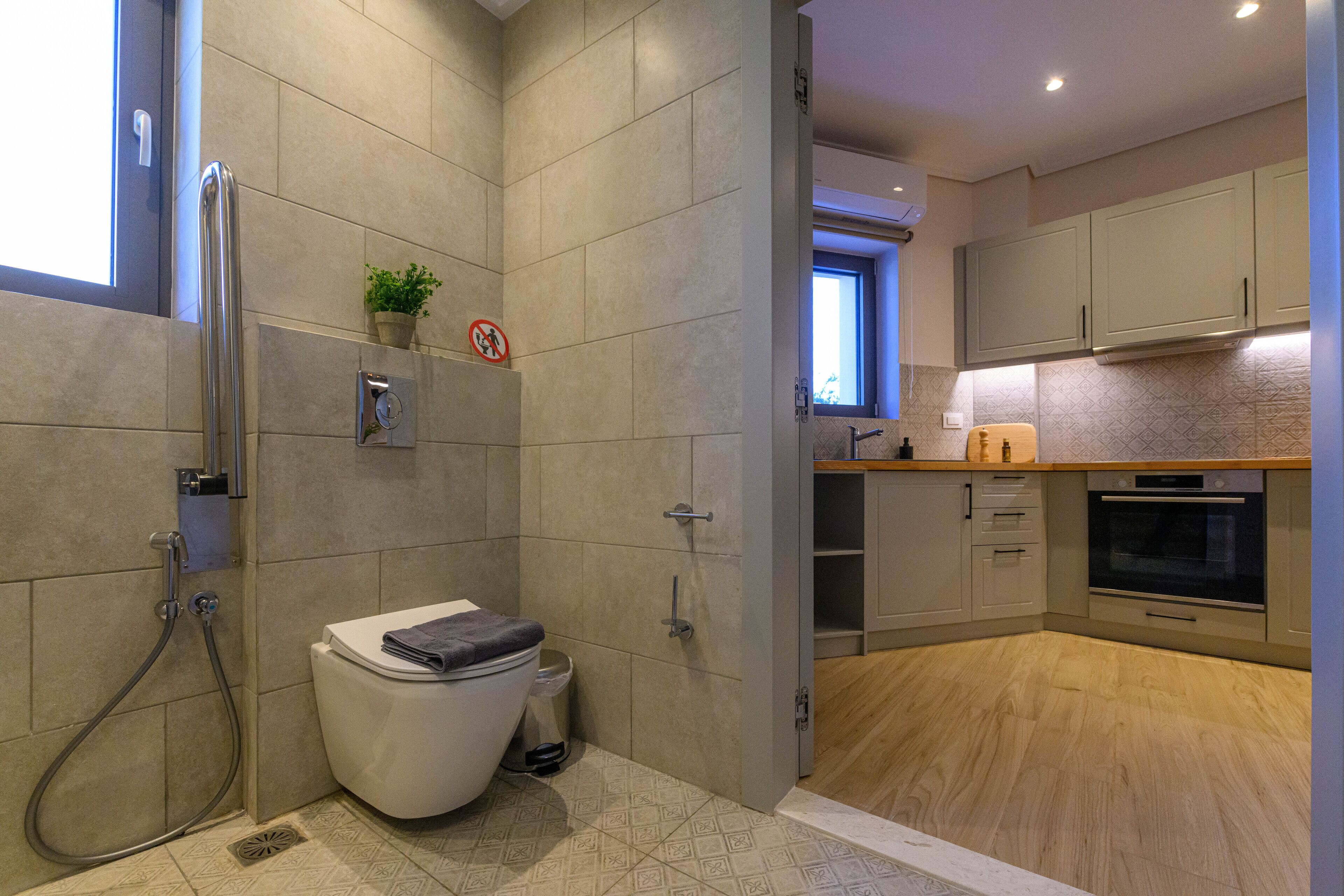 Une salle de bain moderne équipée d’une douche, de toilettes et d’un lavabo.