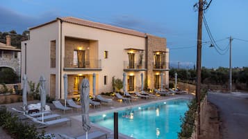 Seasonal outdoor pool, pool umbrellas, sun loungers