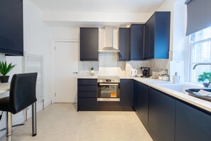 Kühlschrank, Ofen, Herdplatte, Geschirrspüler